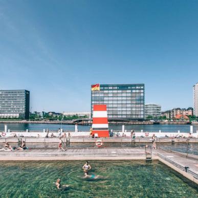 Simma i hamnen mitt i Köpenhamn